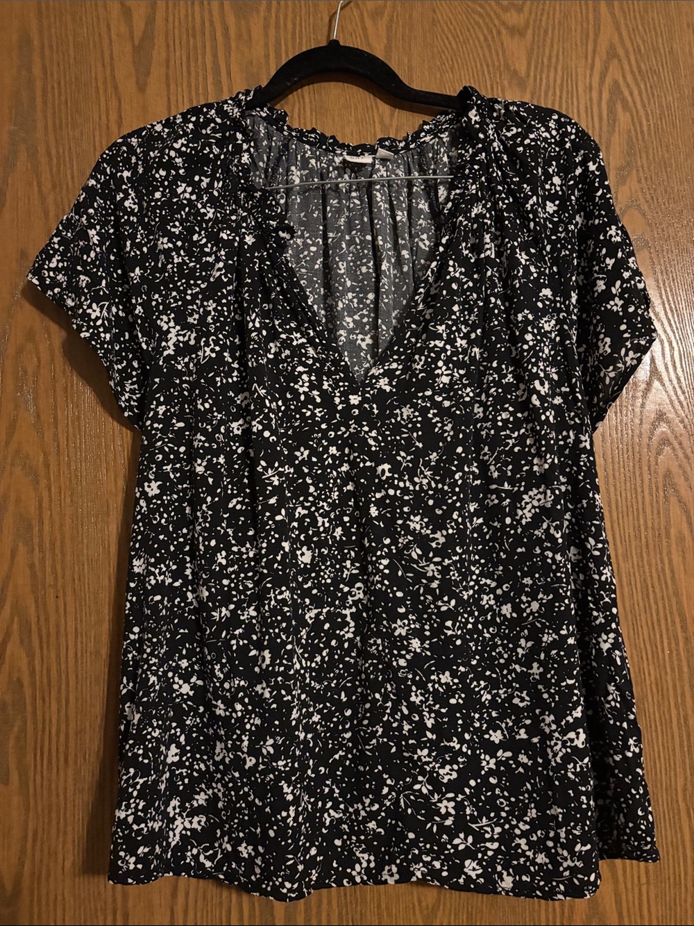Gap Black & White Floral V-Neck Women's Top Size XXL